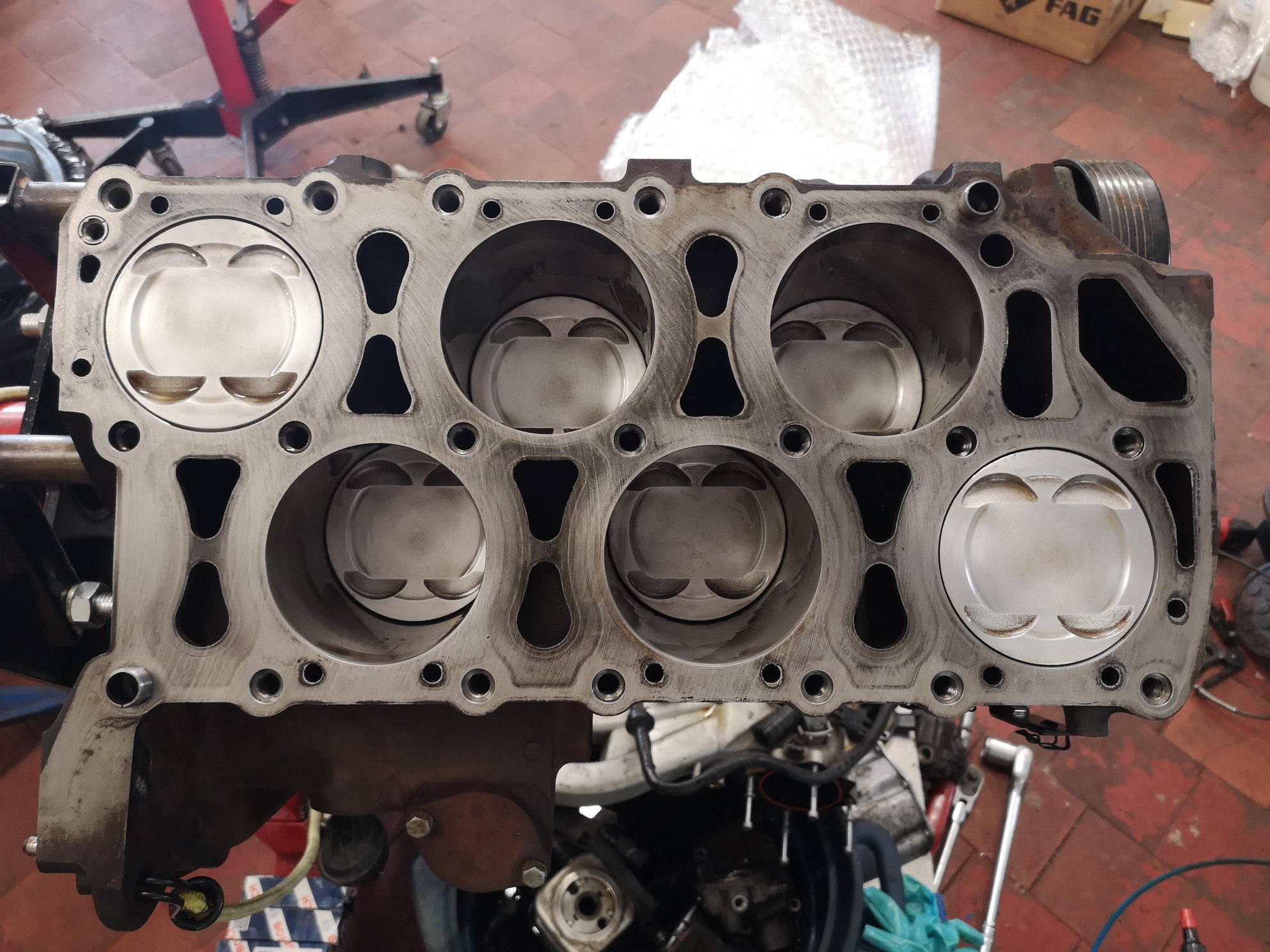 VR6-pistons.jpg